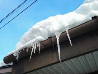 雨樋の上に積もっている雪